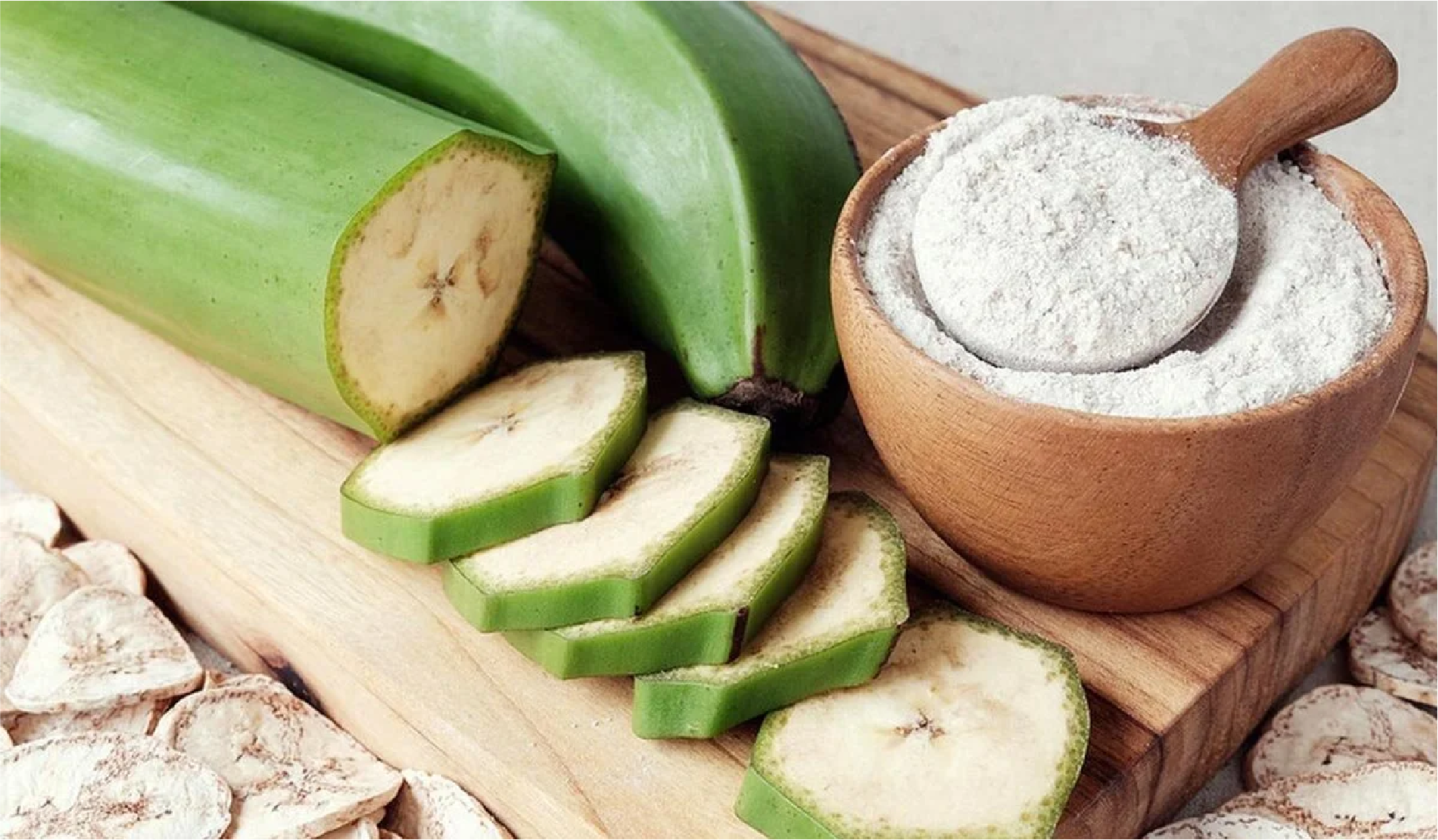Bananas verdes junto a harina de banana